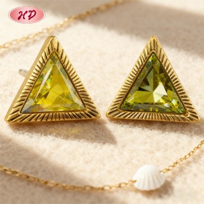 Elegante diseño triangular | Pendientes de botón al por mayor | Joyería para mujer con baño de oro de 18 quilates