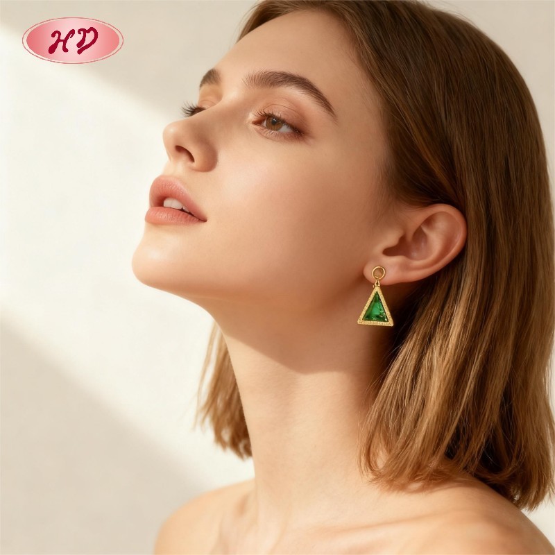 Boucles d'oreilles puces triangulaires plaquées or 18 carats