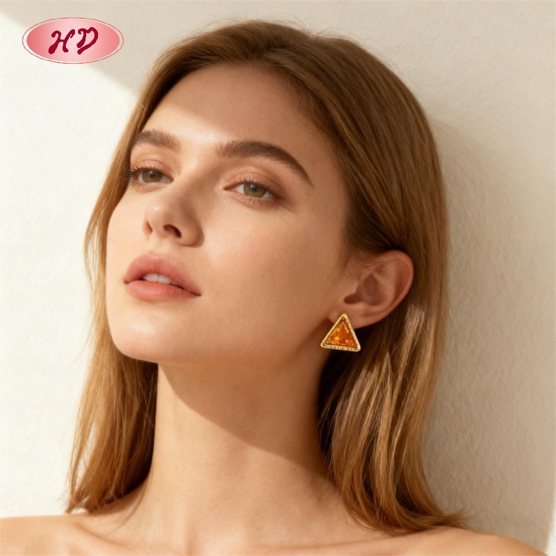 Boucles d'oreilles puces triangulaires plaquées or 18 carats