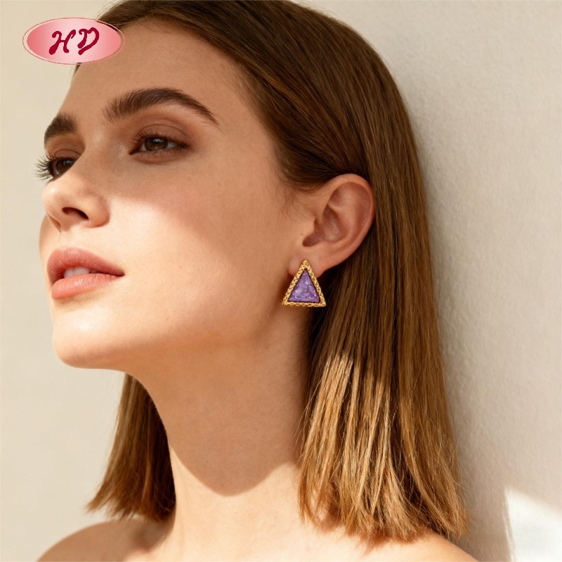 Boucles d'oreilles puces triangulaires plaquées or 18 carats