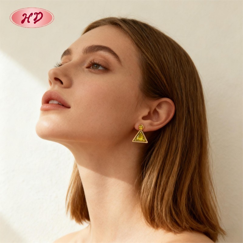 Boucles d'oreilles puces triangulaires plaquées or 18 carats