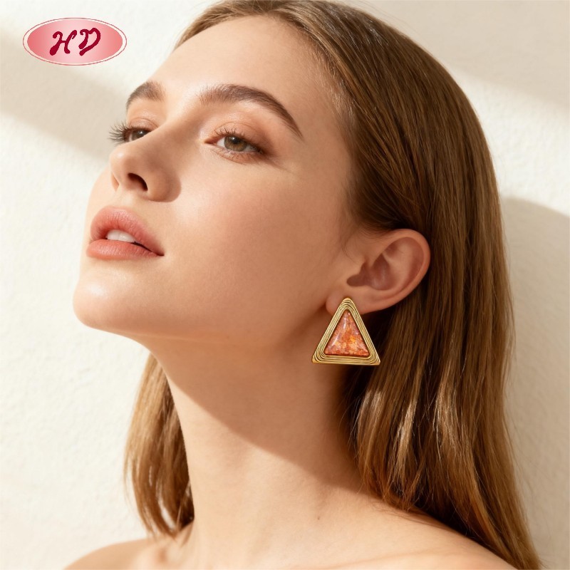 Boucles d'oreilles puces triangulaires plaquées or 18 carats