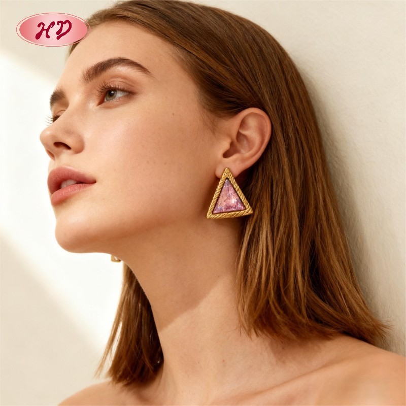 Dreieckige Ohrstecker, 18 Karat vergoldet