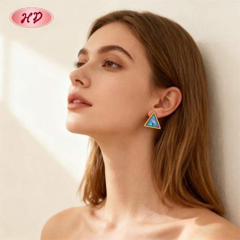 Dreieckige Ohrstecker, 18 Karat vergoldet