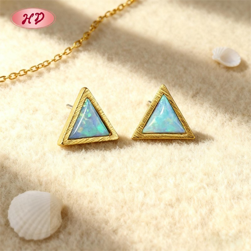 Dreieckige Ohrstecker, 18 Karat vergoldet