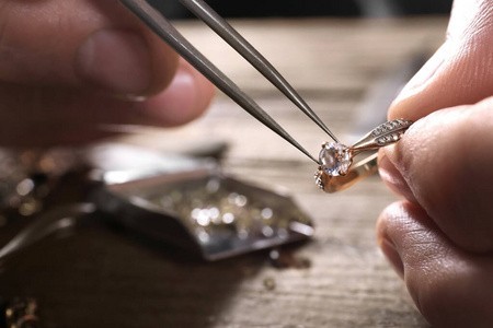 Descubriendo el valor perdurable: Artesanía y ética en joyerías de calidad