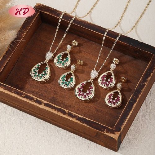 Custom Geometrisches Tränen-Schmuck-Set Rosa Zirkonia 18K-Goldbeschichtet Messing OEM-Hersteller