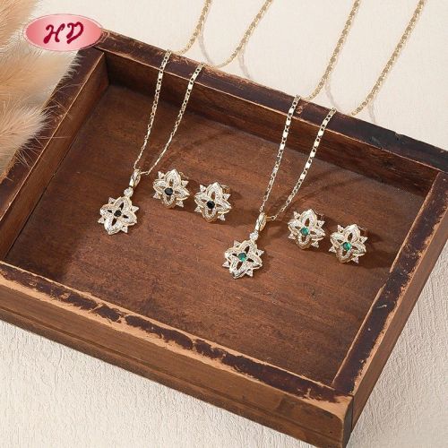 Factory Blumen Vier-Blüten-Schmuck-Set Schwarzer Zirkonia 18K-Goldbeschichtet Messing Großhandel