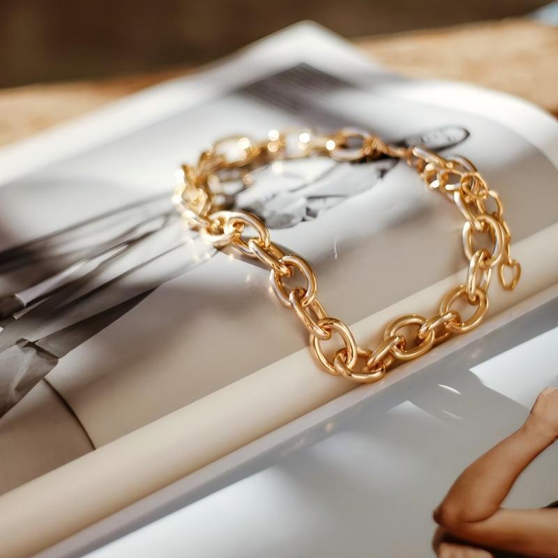 Exhibición de joyería chapada en oro de 18 quilates