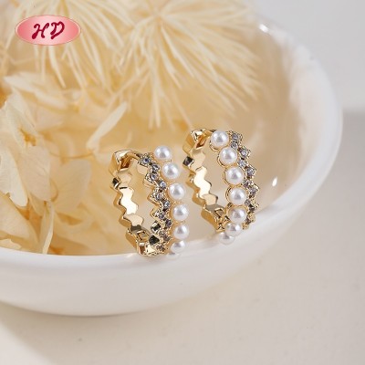 Clear CZ & Pearl Geometric Huggie Earrings | Wholesale 18K Gold Plated Scalloped Hoops