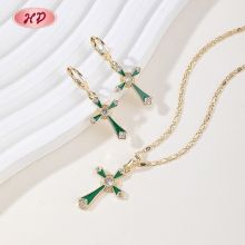Lieferant Elegantes Kreuz-Schmuck-Set Grüne Emaille Zirkonia 18K-Goldbeschichtet Messing Bulk Großhandel