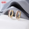 Klarer Zirkonia & Perle Geometrische Huggie-Ohrringe | Großhandel 18K-Goldbeschichtete Gekerbte Reifen