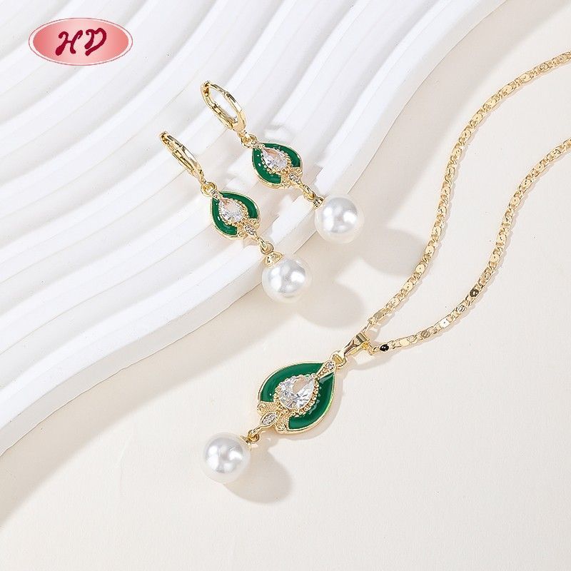 Détail du pendentif feuille en émail multicolore