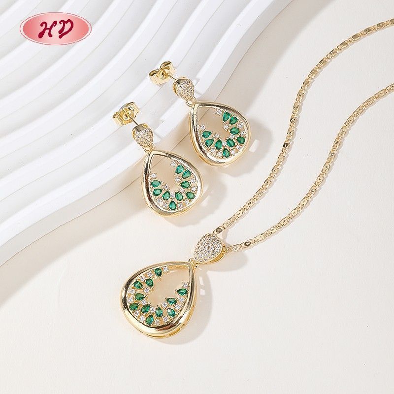 Détail des boucles d'oreilles géométriques multicolores