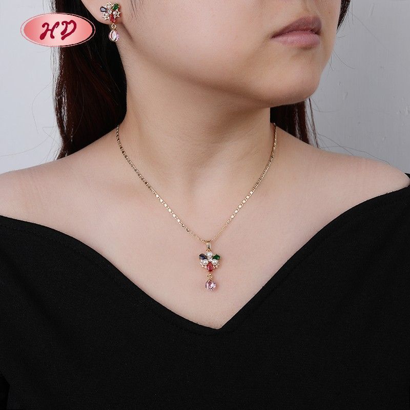 Détail du collier croix multicolore avec perles