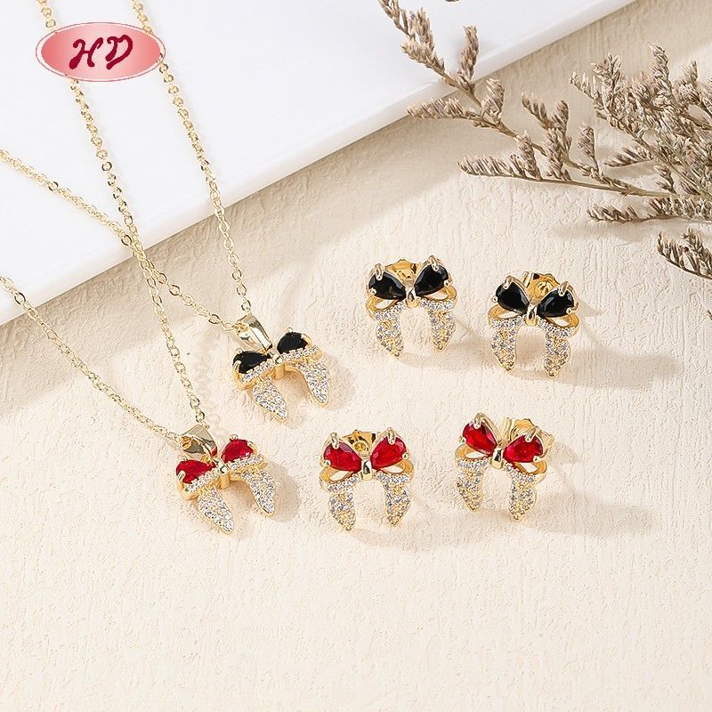 Détail des boucles d'oreilles nœud papillon zircones multicolores