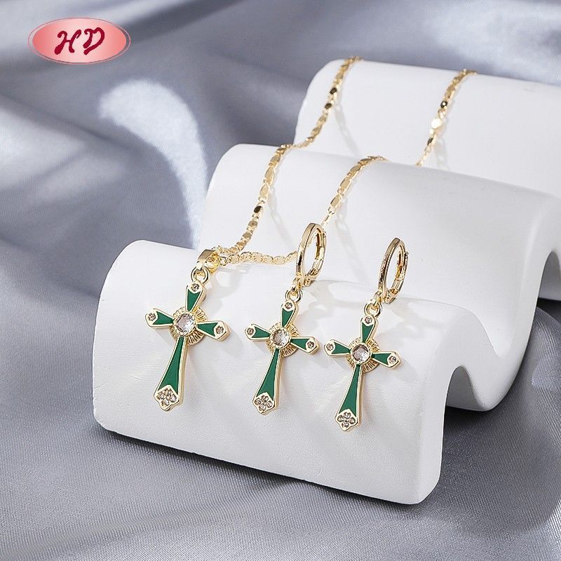 Détail du pendentif croix en émail vert antique