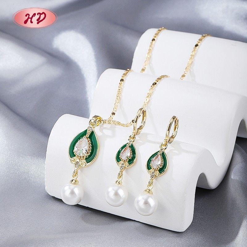 Parure feuille avec émail vert et perles plaquée or 18K