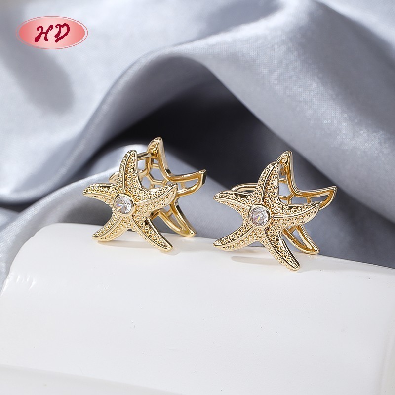 Aros huggie CZ sofisticados, fabricados por fábrica OEM en latón chapado en oro 18k