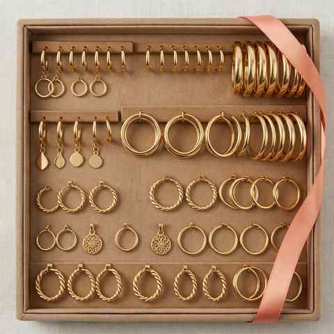 Wholesale jewelry display tray with gold plated pieces