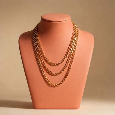 Collar chapado en oro de 18 quilates terminado sobre un busto de joyería coral
