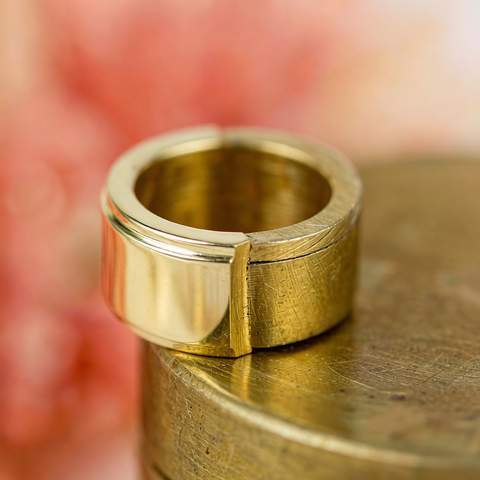 Macro view of an 18K gold plated layer over a brass base