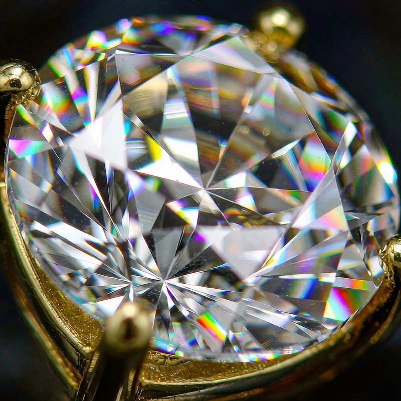 Macro de un anillo de oro 18k con circonita cúbica AAA bien iluminada