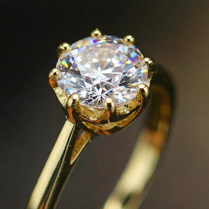 Macro de un anillo de latón chapado en oro 18K con circonita cúbica AAA bien sujeta