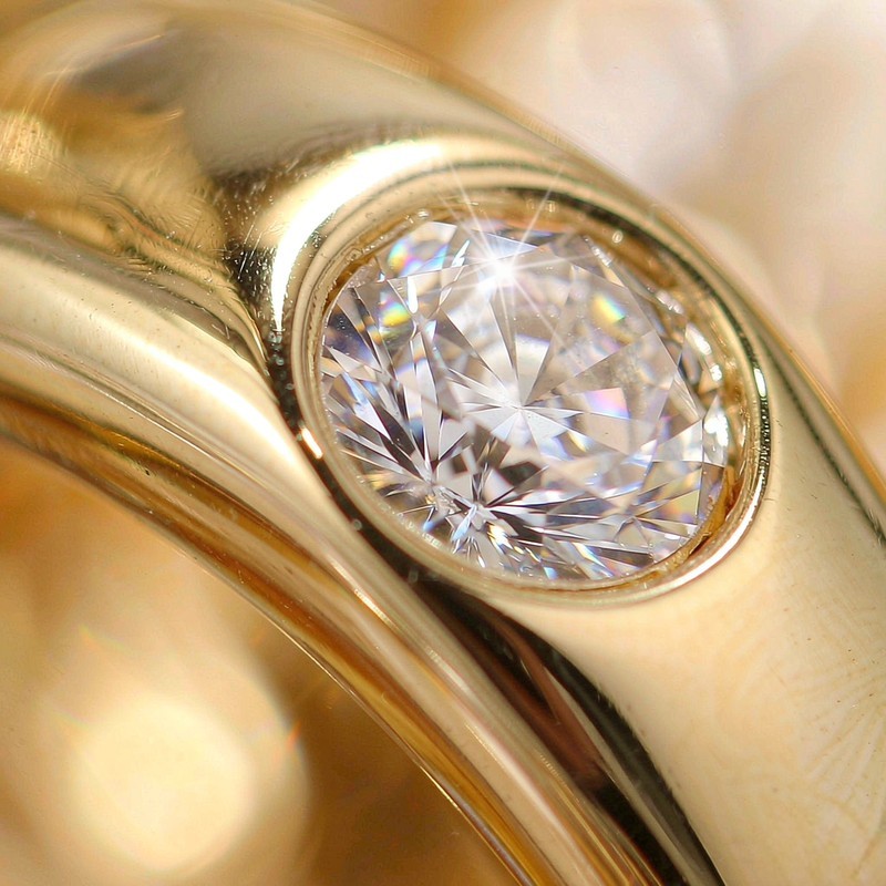 Macro del chapado en oro 18k con circonita cúbica AAA: acabado liso y brillo uniforme