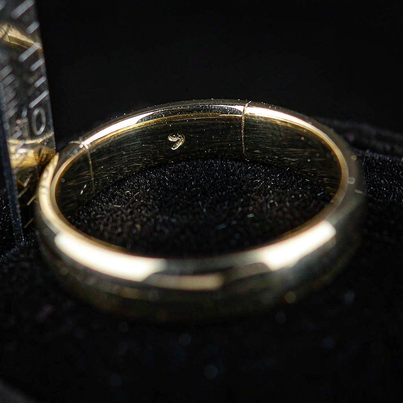 Medición del interior de un anillo de oro 18k chapado con galga de tallas