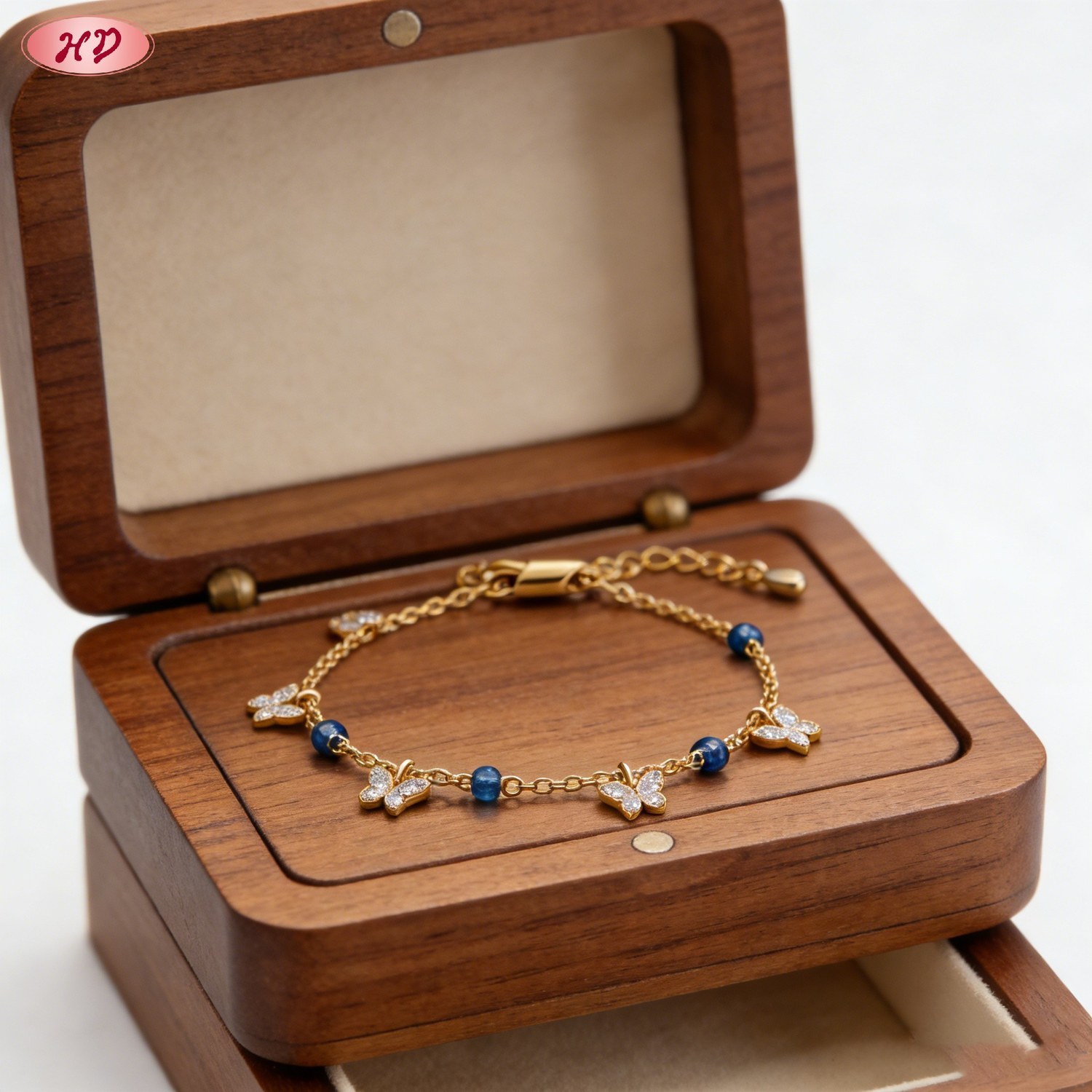 Chic CZ bracelet detail view