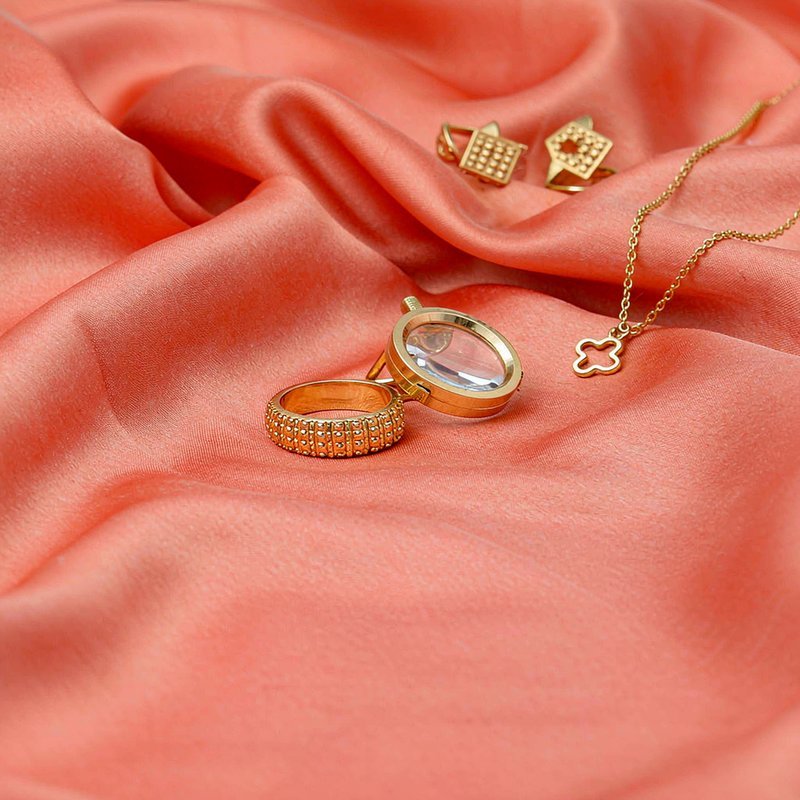 What are common quality issues in gold plated jewelry?