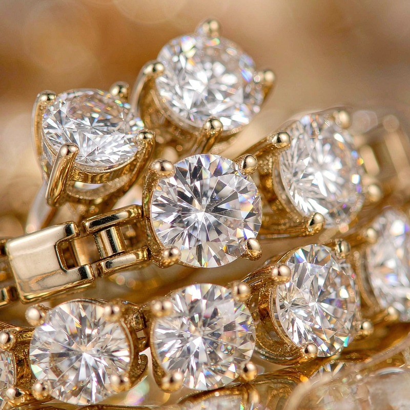 Detalle macro de piedras CZ AAA en montura de oro 18K chapado