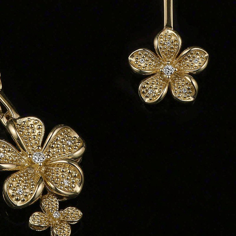 Detalle macro de un conjunto floral con CZ AAA y conector chapado en oro 18K