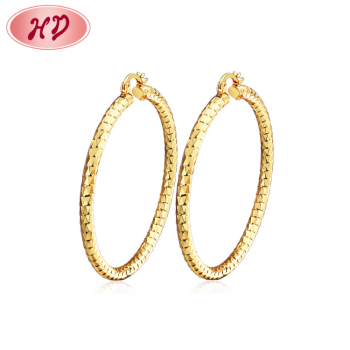 Wholesale Western Simple Large Hoop Earring| Circle Dimensional Stereoscopic Triangular Pattern Ear Piercing Fashion Jewelry Statement Lady Earring| 18k Gold Plated in Brass