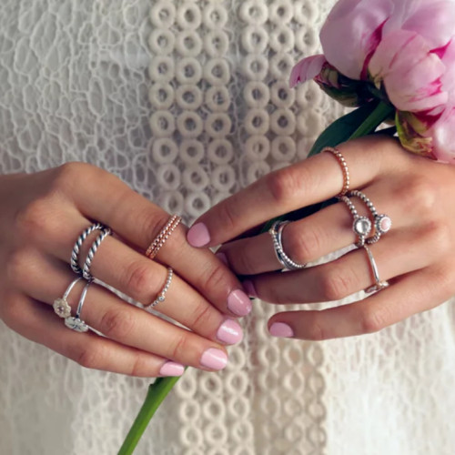 ¿Cómo personalizar cualquier atuendo con un anillo típico?