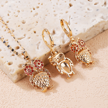 Pendientes chapados en oro con dijes de moda de latón