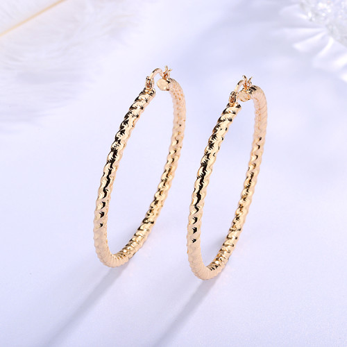 ¿La diferencia entre las joyas chapadas en oro y las de latón?