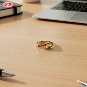 18-karätig vergoldeter Ring „MOM“ mit mehrfarbigen Zirkonia | Kupferschmuck-Großhandel – das perfekte Muttertagsgeschenk