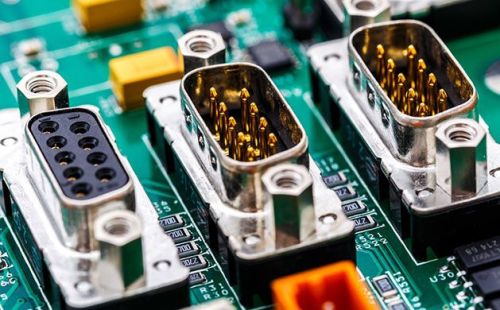 menant à travers le trou PCB assemblage