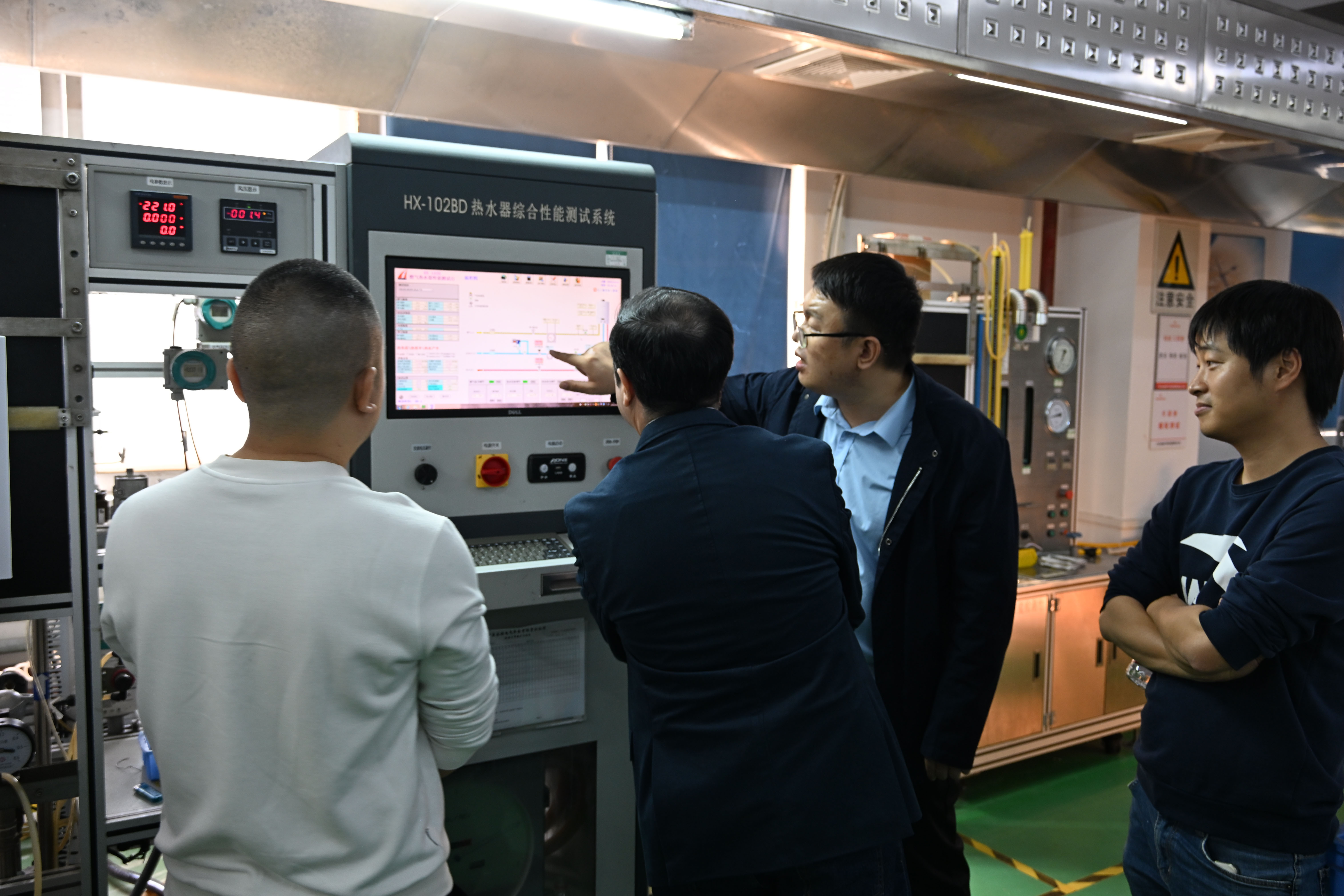 Greaidea and its customers visit the gas water heater testing laboratory