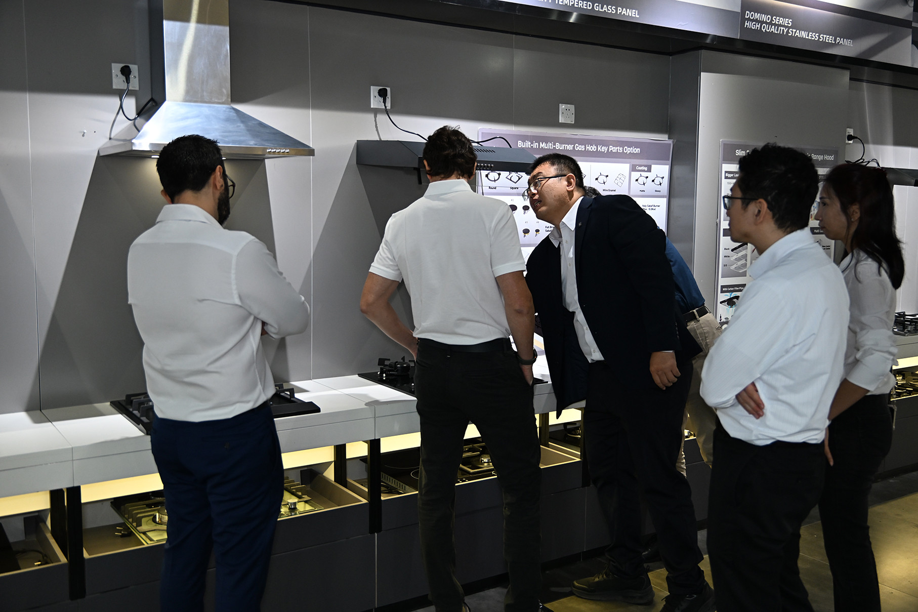 Customers visit Greaidea's gas hob and range hood showroom