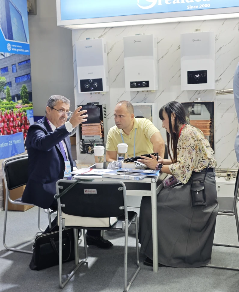 Customers learn about products at Greaidea's Canton Fair booth