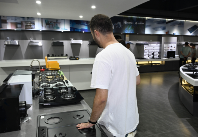 Customers learn about Greaidea's gas hobs