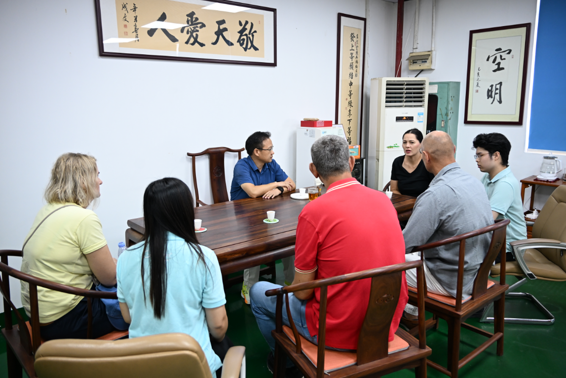 Greaidea chairman with customers