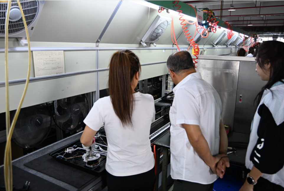 Customers visit Greaidea's gas hob production line