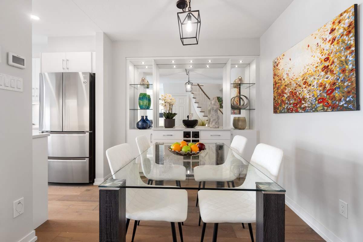 Commercial dining table application using a stable table base