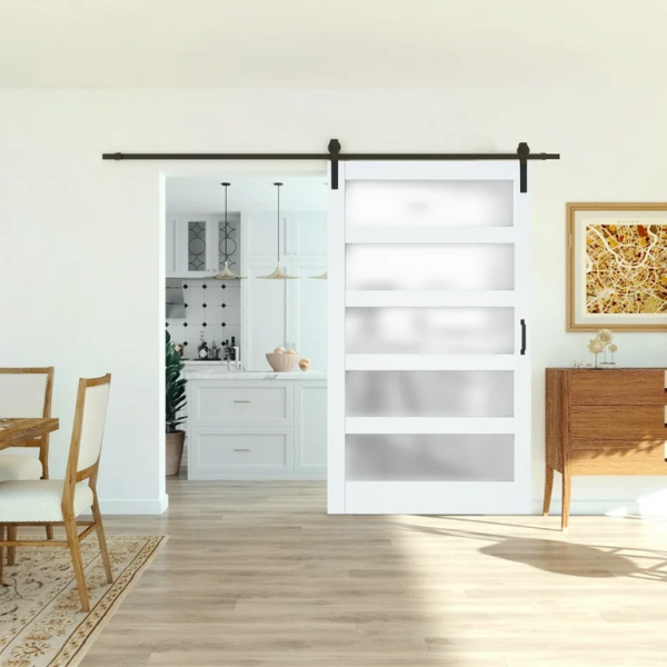 Креативные решения для хранения вещей с индивидуальными амбарными дверцами