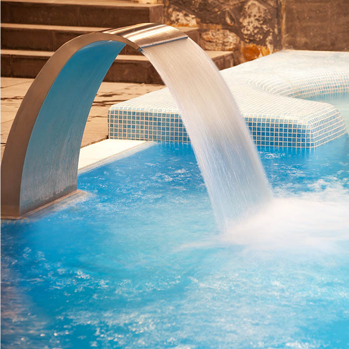 ¿Debería invertir en un clorador de agua salada para su piscina al aire libre?