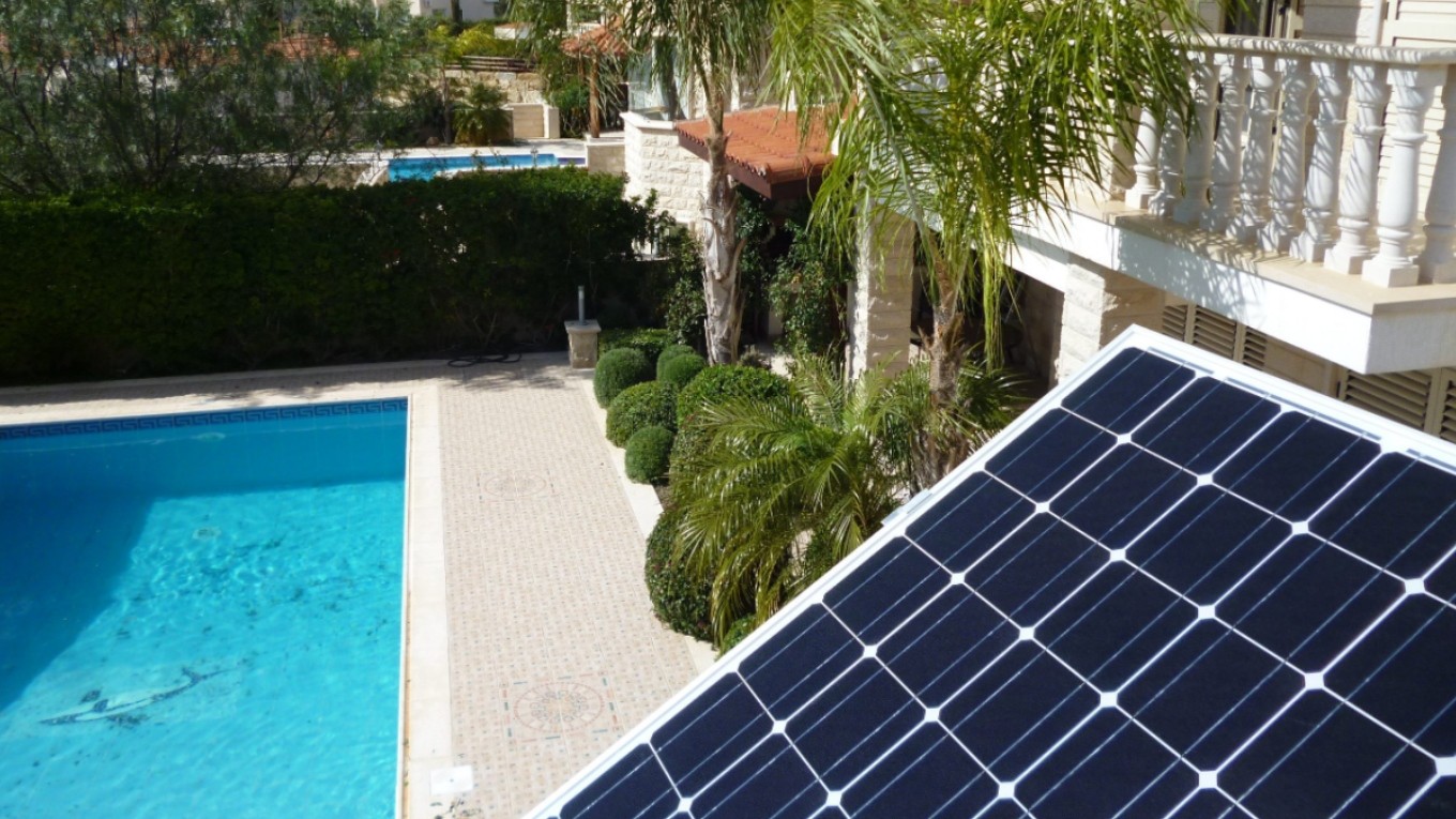 Como escolher uma bomba solar para piscina